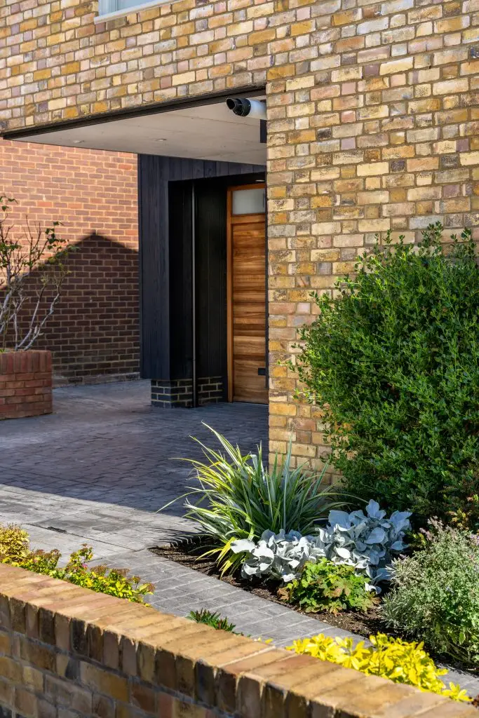 OUTDOOR VIEW OF SINGLE DETACHED CONTEMPORARY HOME EXTENSION